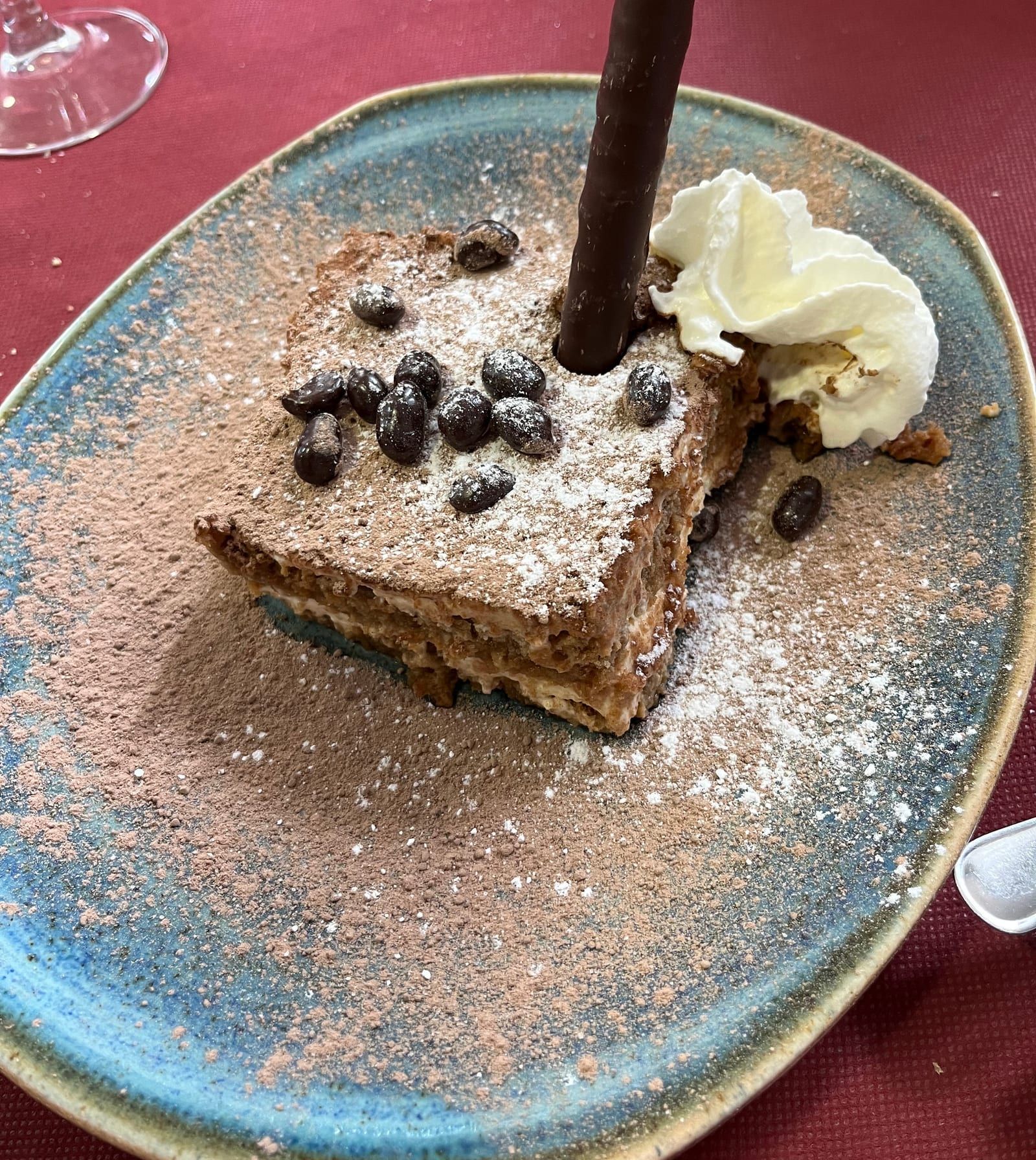 Postre de hojaldre con crema, cacao y granos de café de chocolate