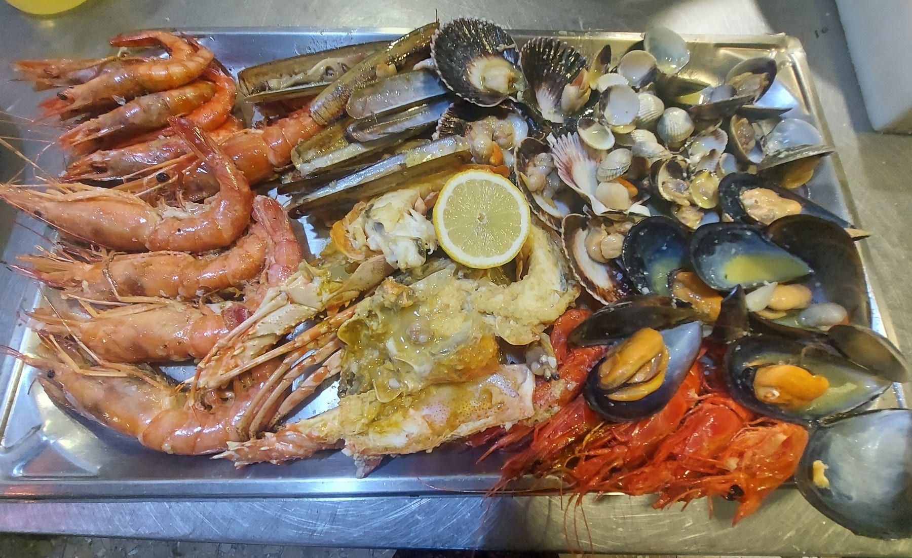 Bandeja de marisco variado con gambas, navajas, zamburiñas, berberechos y mejillones