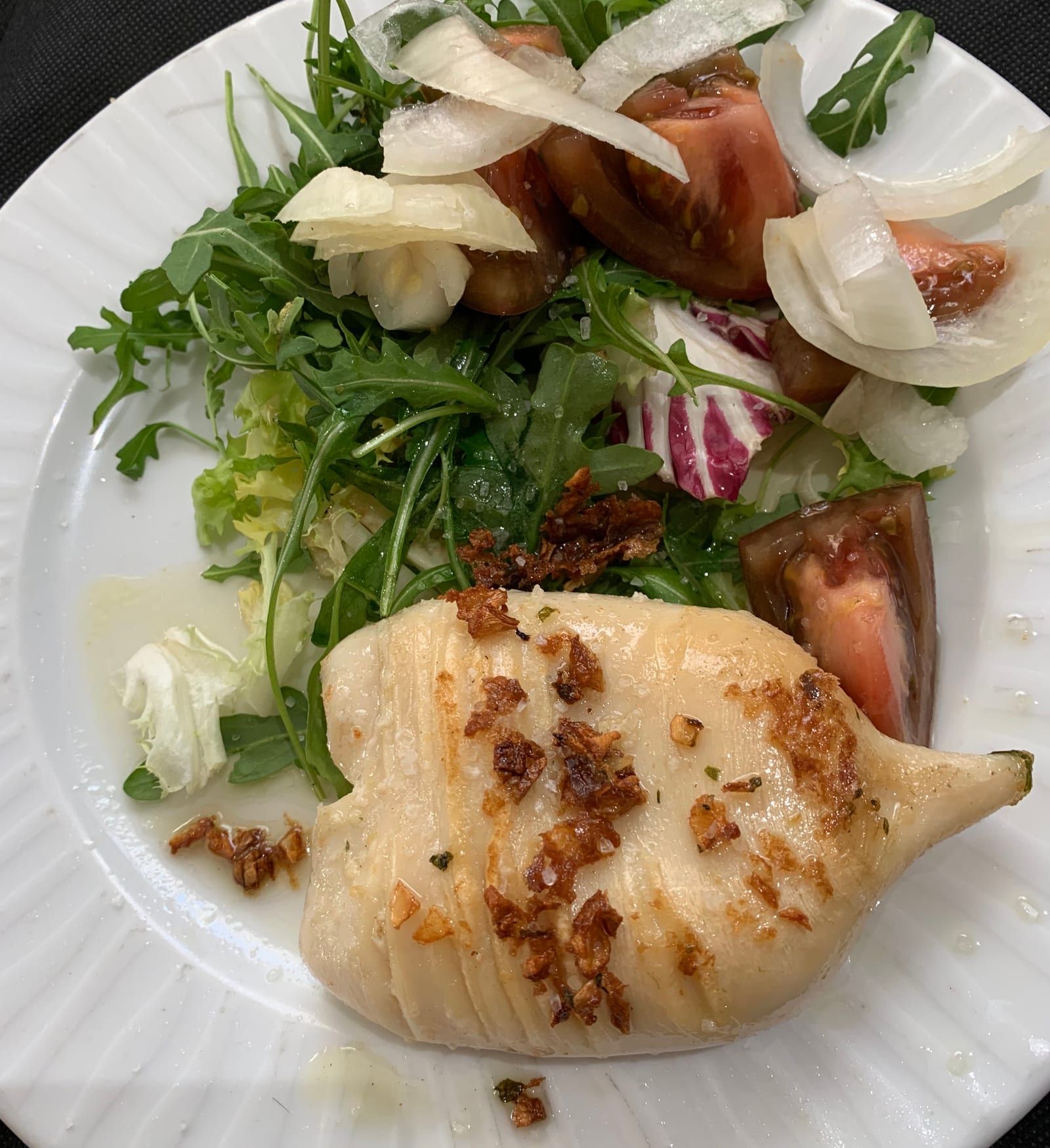 Sepia a la plancha con ajo tostado y ensalada de rúcula y tomate